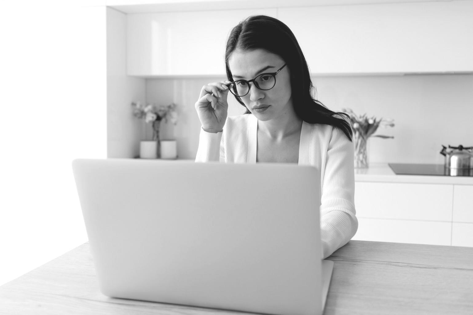 Фотограф в полевых условиях наблюдает за дикой природой с профессиональным оборудованием